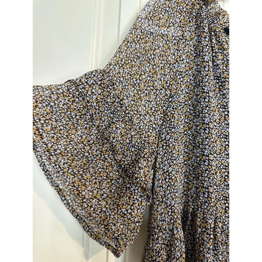 Lulus ditsy floral Tiered v-neck short ruffled sleeve dress sz M GUC‎
